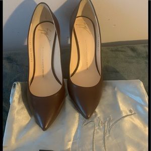 Women’s leather pump